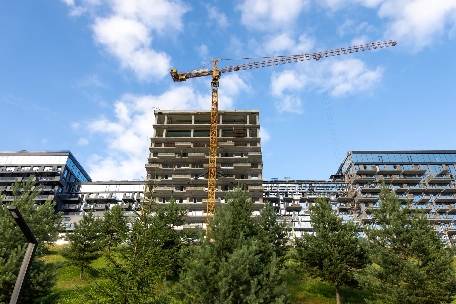 Bouwkraan bij nieuwe appartementen